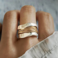 Anillo hecho de alambre de plata bañada en oro