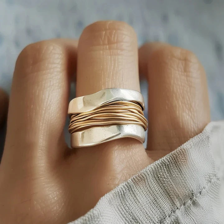 Anillo hecho de alambre de plata bañada en oro