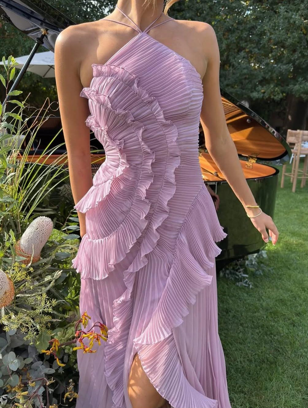 VESTIDO CON VOLANTES ESCOTE HALTER 