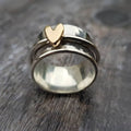MELY | Anillo plateado con corazón dorado