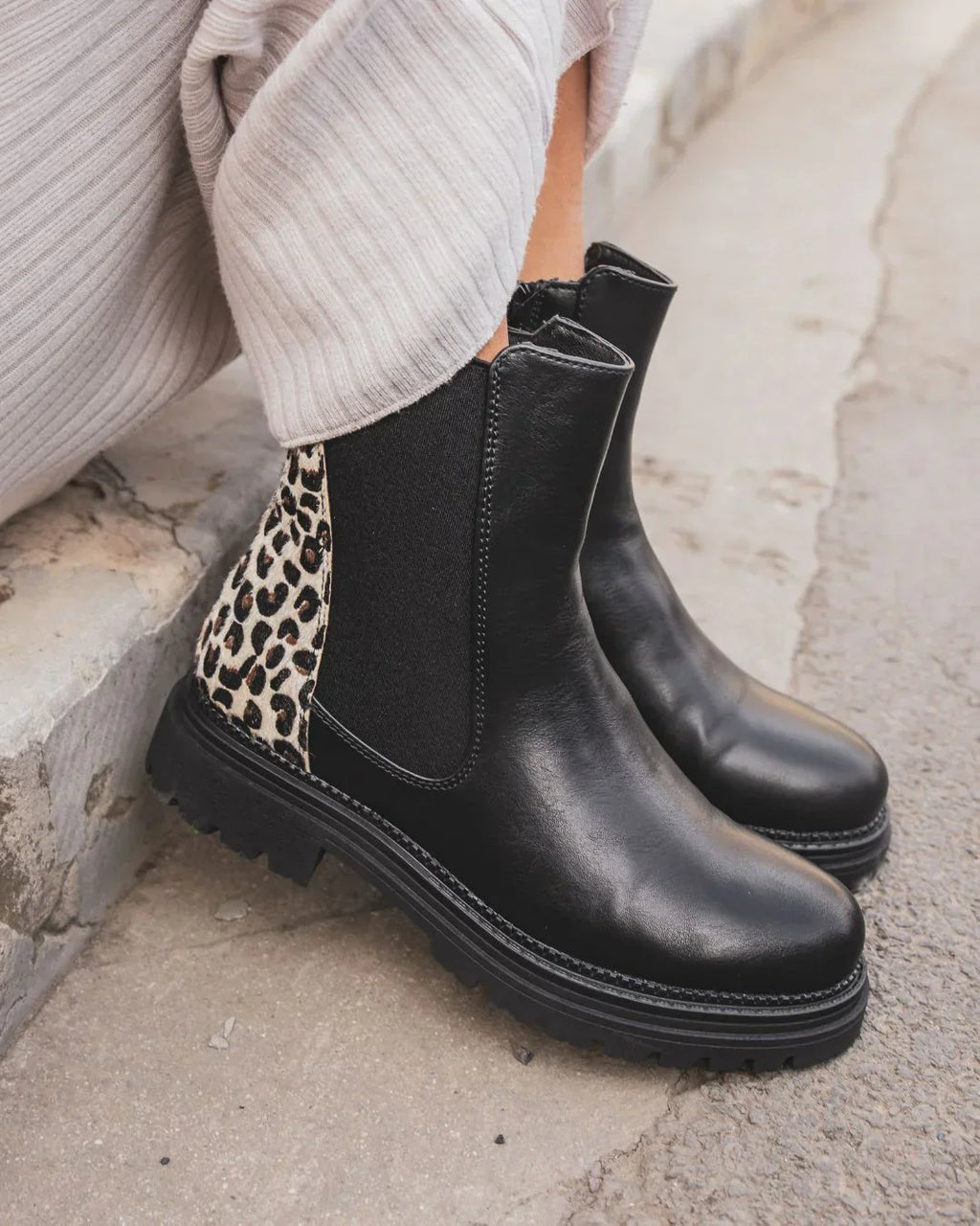 Chelsea Botas Negras – Detalle Leopardo