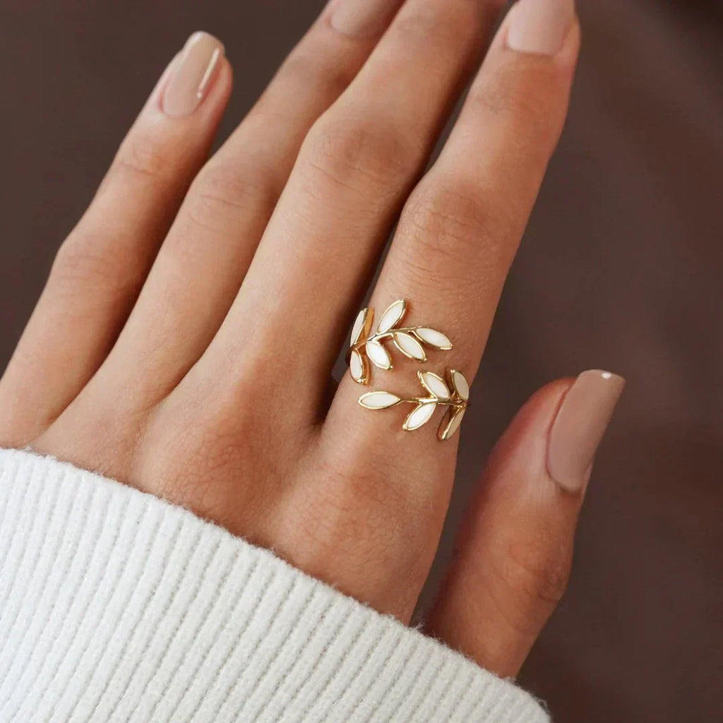 PURE | Anillo ajustable con hoja y ópalo blanco