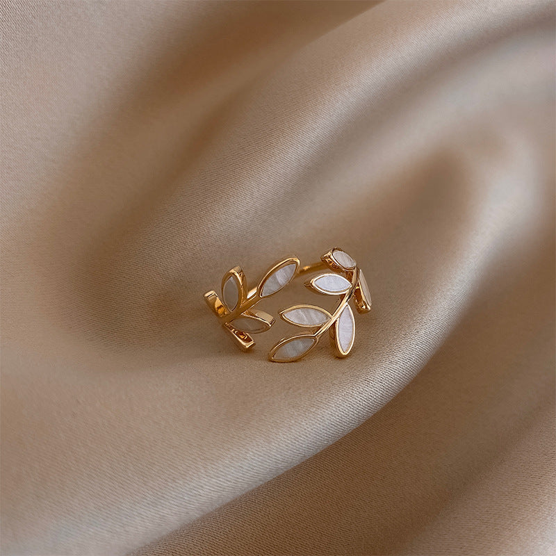 PURE | Anillo ajustable con hoja y ópalo blanco