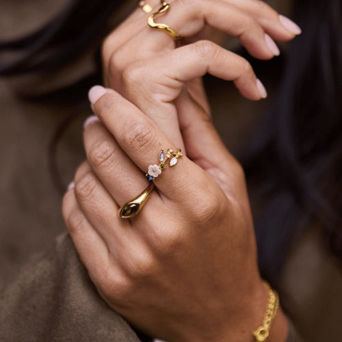 Anillo Crystal White Blossom Dorado