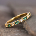 ALEX | Anillo dorado con circonitas verdes incrustadas